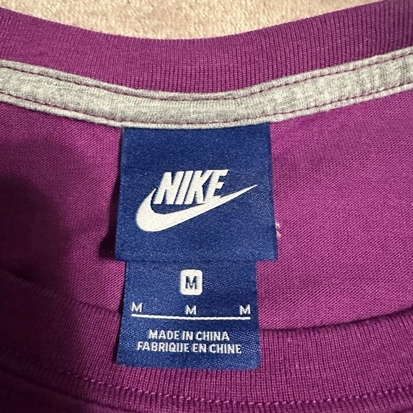 Nike T-shirt Women’s Size Medium Purple Pink - Picture 3 of 4